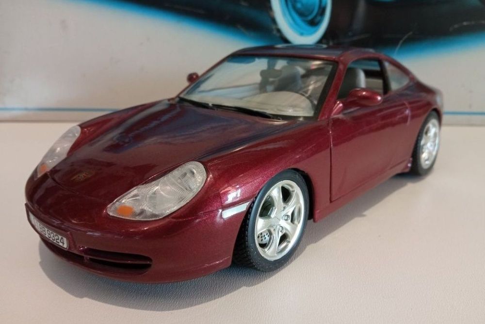 Porsche Carrera 911

Scara 1/18

Bburago

Pozele reflectă realitatea.