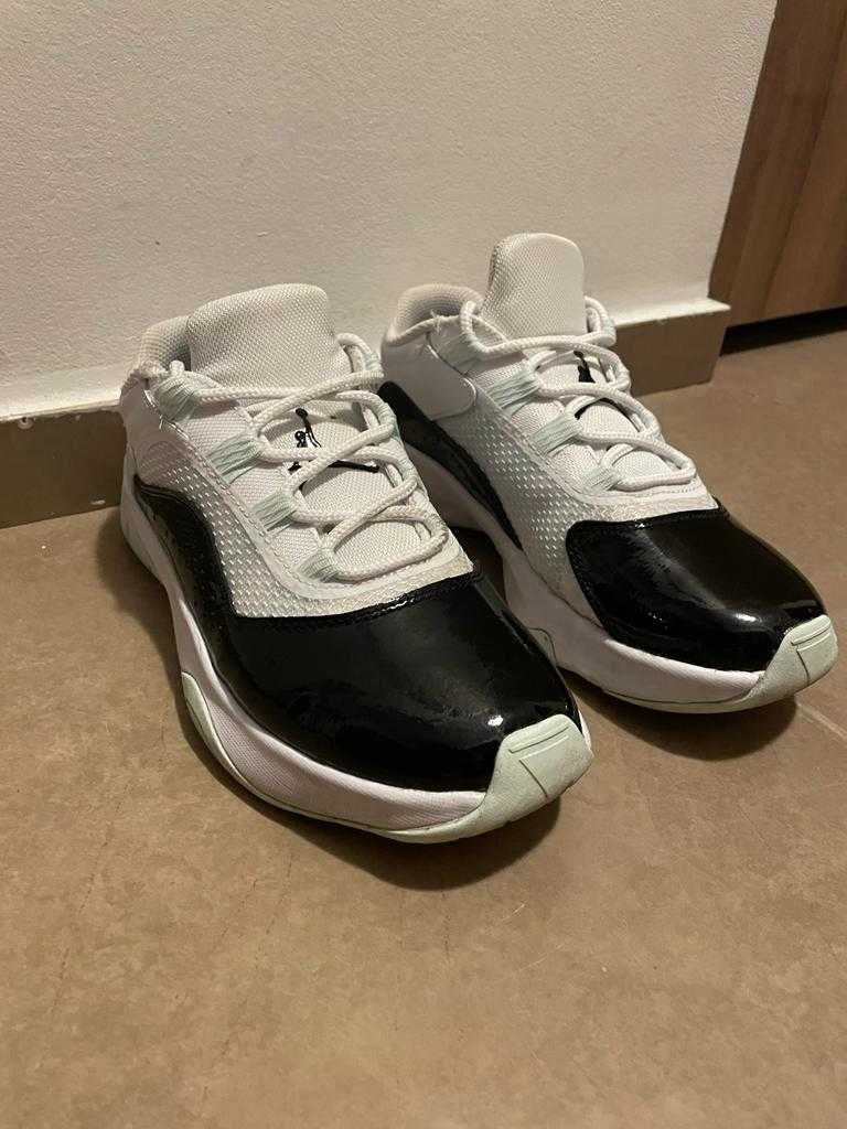 Vand adidasi Nike Jordan 11 Low, marime 39