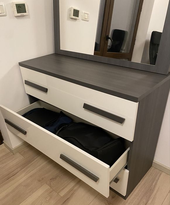 Vand set dormitor: dulap, comoda si noptiere