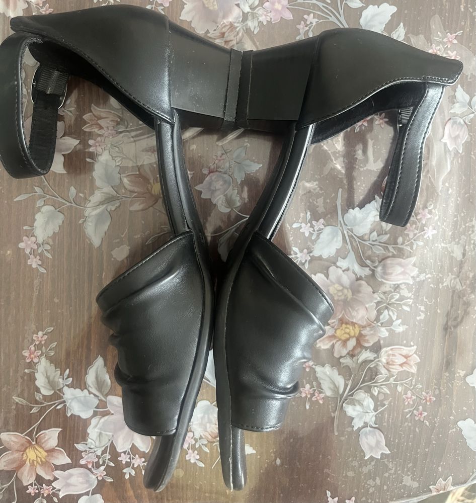 Продавам черни кожени сандали