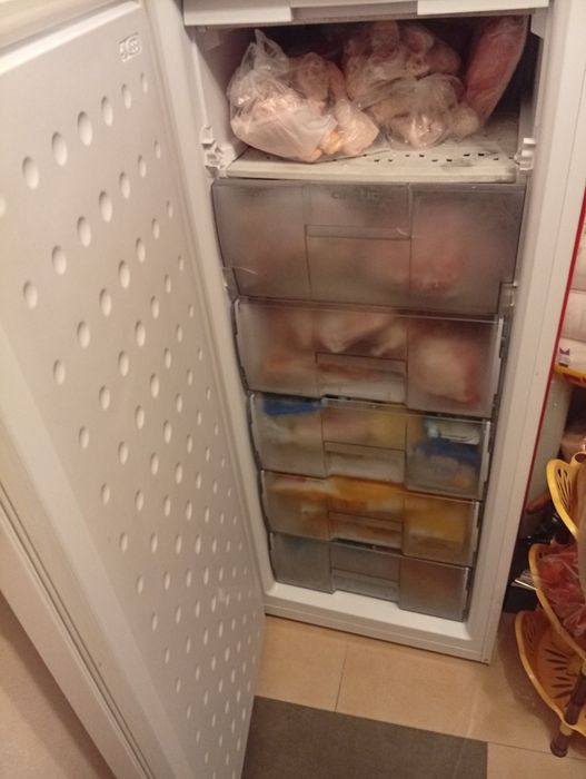 Ladă frigorifică cu sertare in perfecta stare de funcționare se