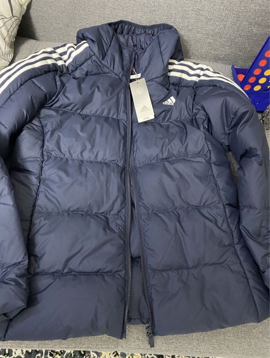 Куртка Adidas продам 46 размер новый