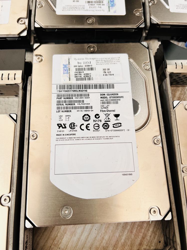 HDD stocare IBM 600GB/300GB,15000 rpm,4GB fibre + unitate stocare IBM