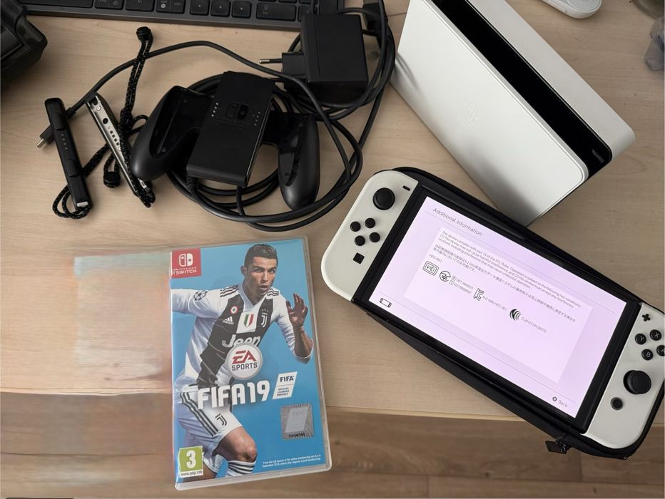 Nintendo Switch OLED + FIFA 19 + husa originala