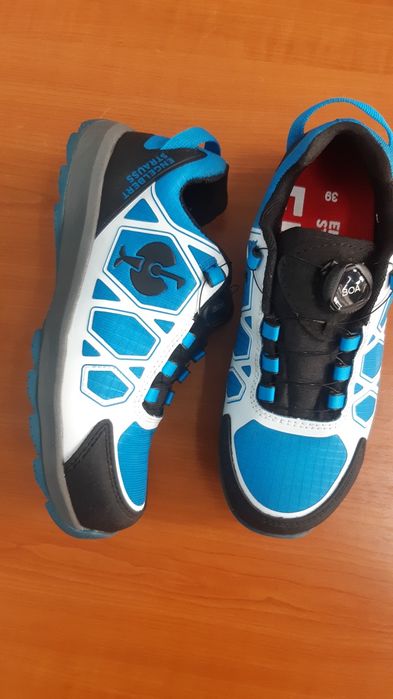 Vând adidași strauss