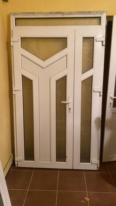 Vând USA intrare si 2 geamuri termopan !