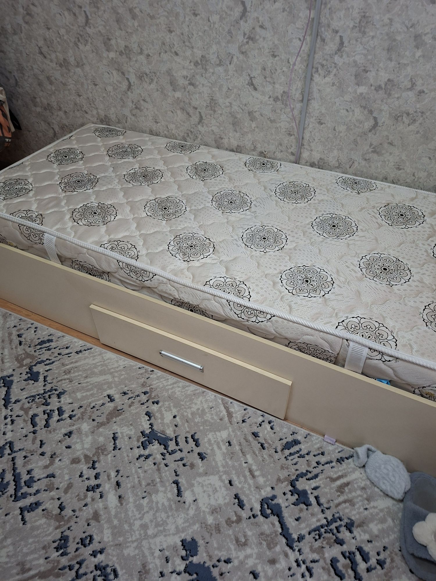 Кровати, честер и письменный стол