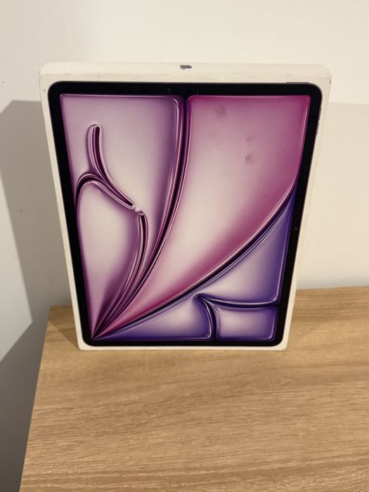 Vand ipad air 13” m3 128 gb noua sigilata , garantie