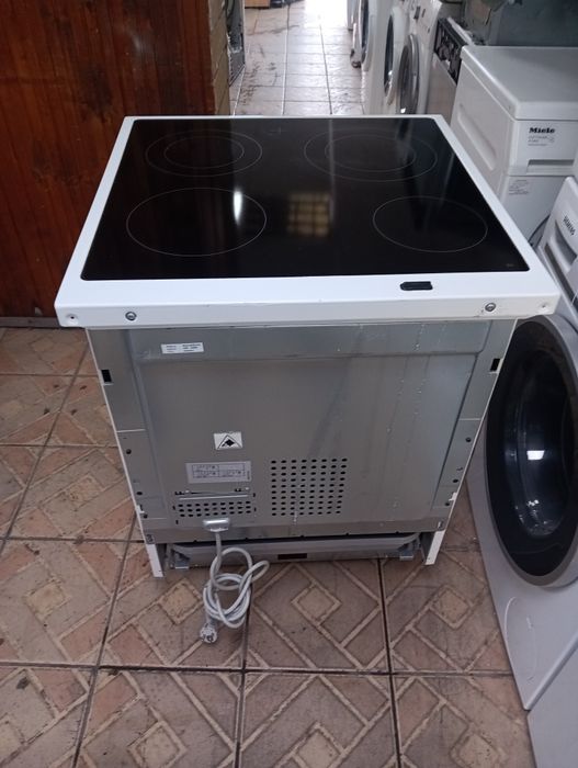 Свободно стояща печка с керамичен плот VOSS Electrolux 2 год.Гаранция!