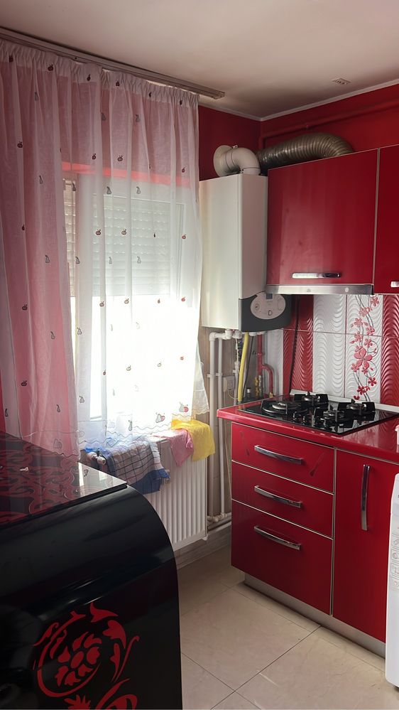 Vand apartament cu 3 camere langa liceul 3