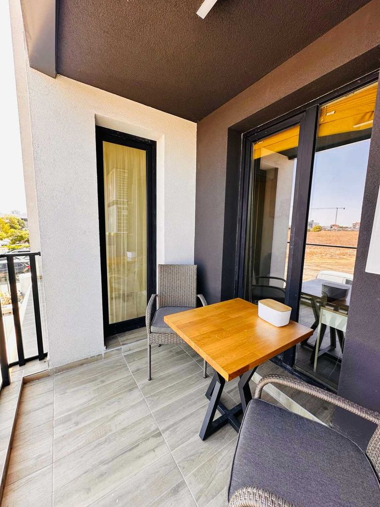 Дава се под наем Тристаен апартамент в Бургас, Изгрев - 98 кв.м за 980 € - Снимка #2
