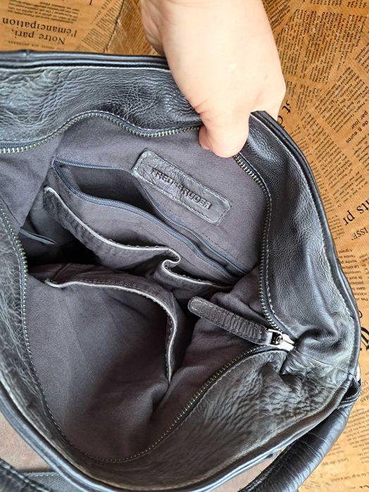 дамска кожена чанта FREDsBRUDER в сива-естествена кожа