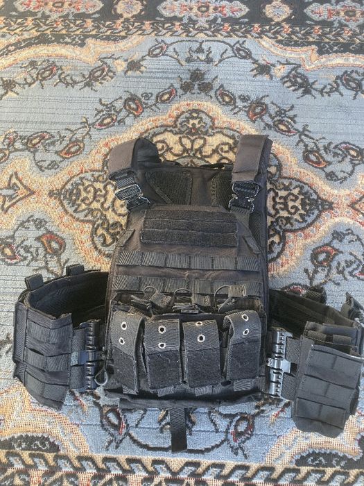 Разгрузочный жилет с пластинами.