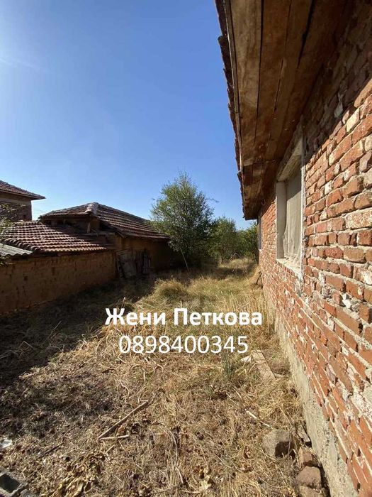 Къща с дворно място в с. Драгомир, в полите на Средна Гора