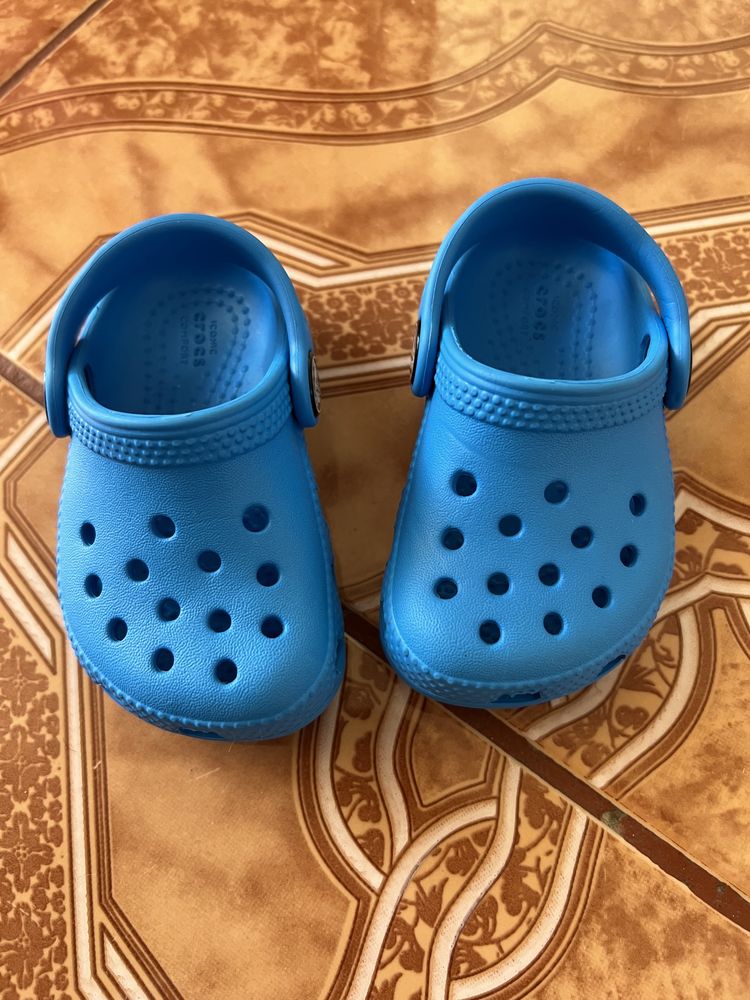 Șlapi Crocs Noi am măsurat cu ruleta in interior și au 12 cm