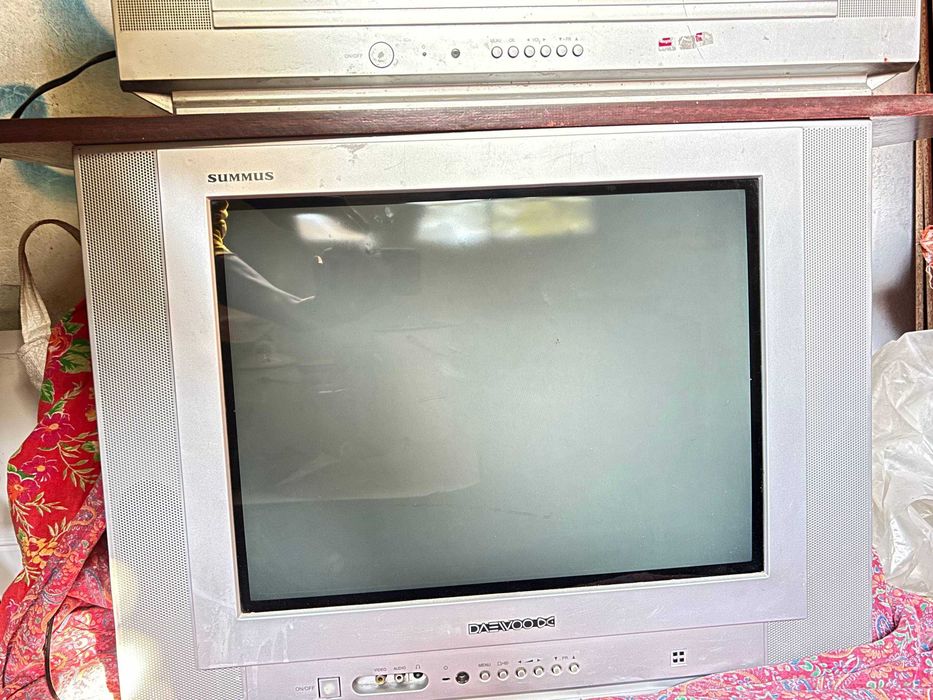 продаю  2 телевизора  LG