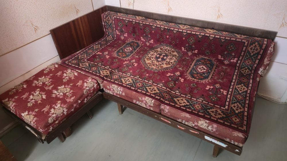 Диван раскладной 2х1.6 м.