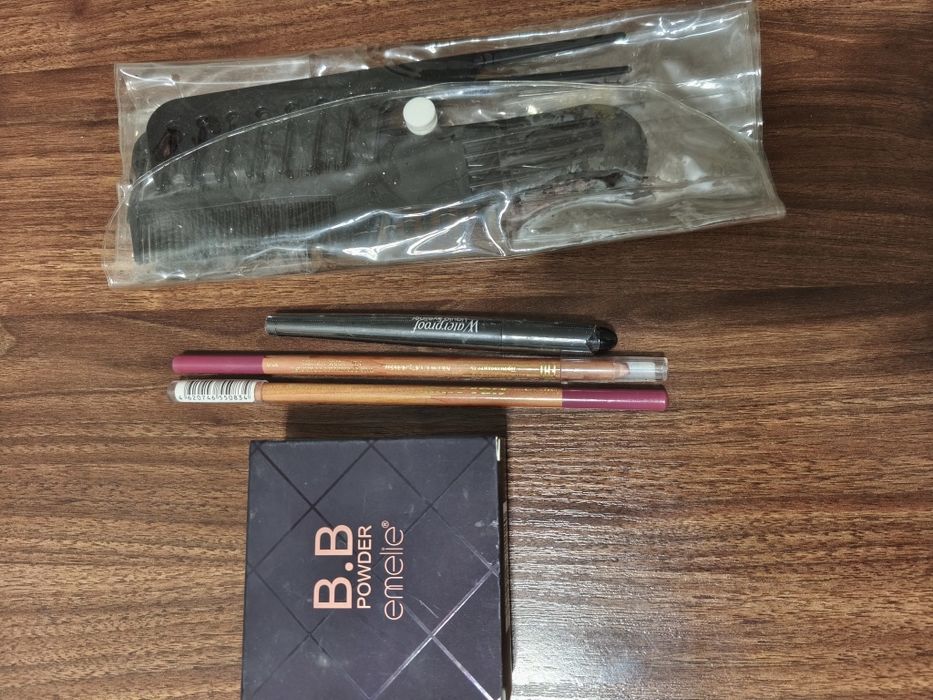 Make up mahsulotlari va taroqlar tõplami sotiladi.