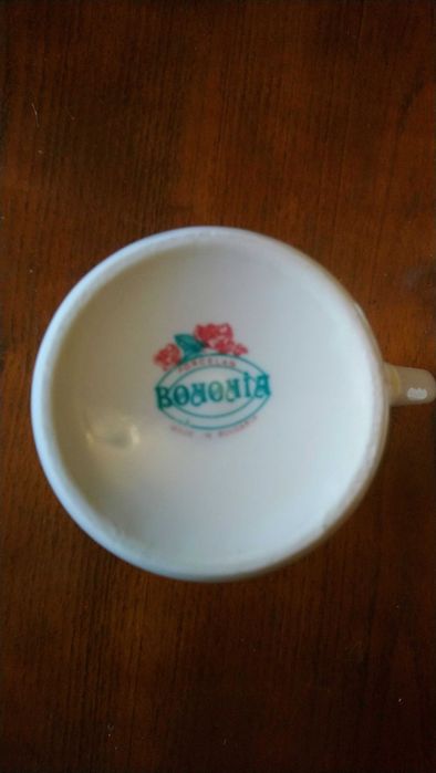 Порцеланови чаши за мляко.