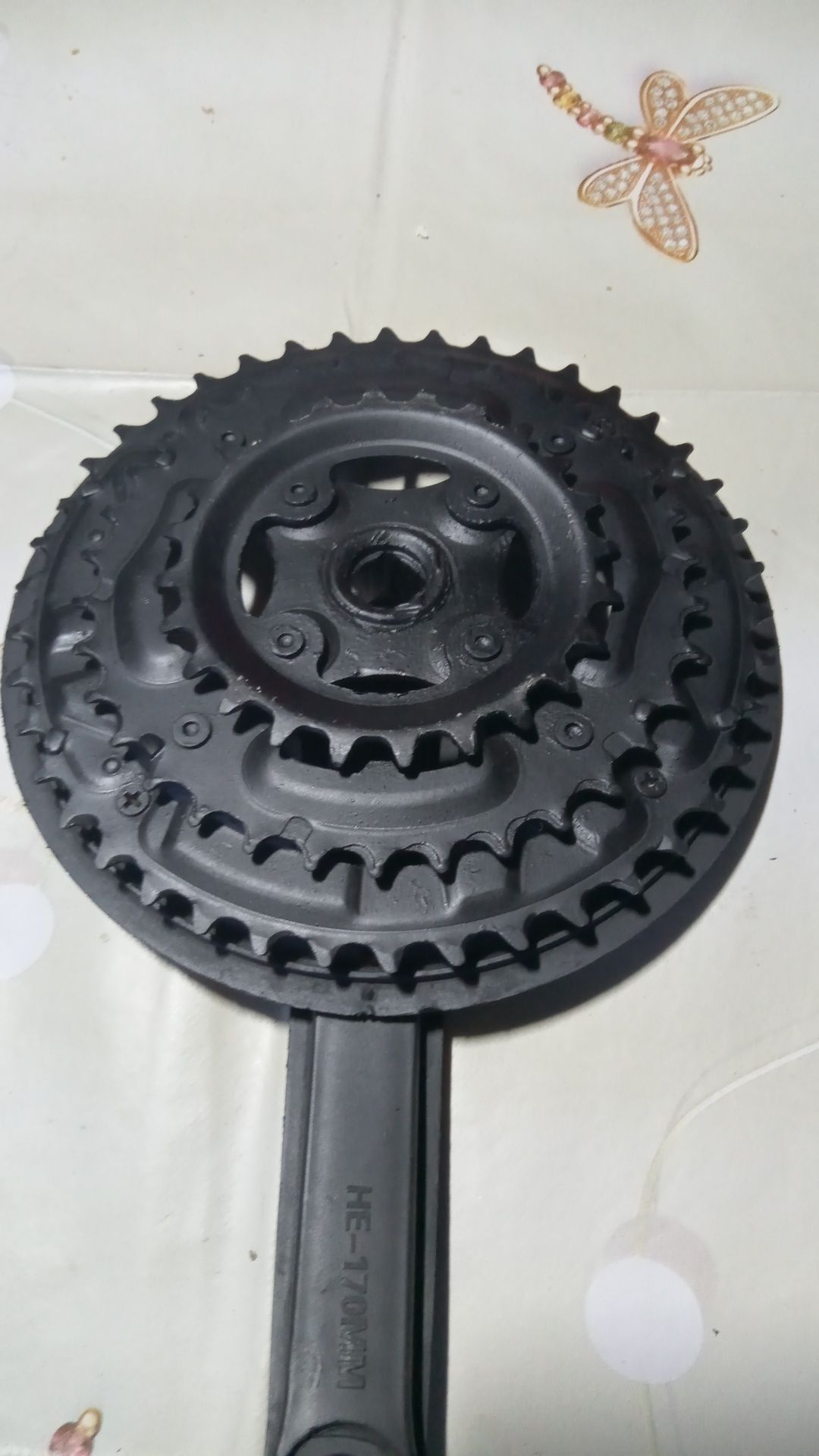 Vand pedalier (crankset) cu 3 viteze, 170mm,zgâriat dar nu afectează