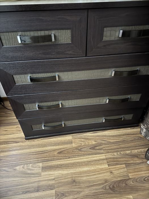 Продам тумбу под  телевизор