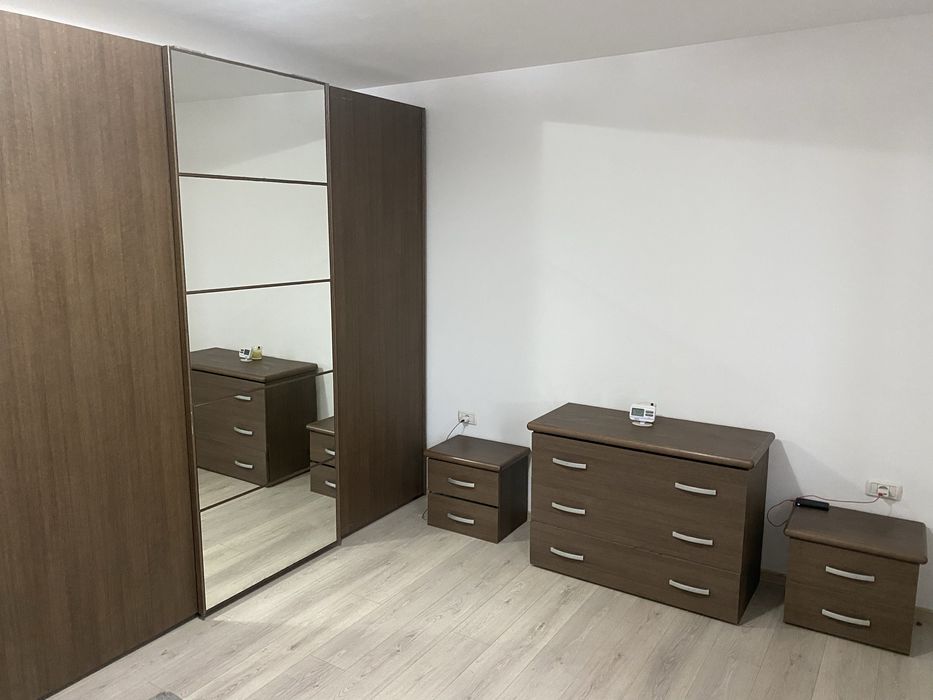 De vânzare  •Dressing 3 uși glisante  •Comodă  •2 noptiere