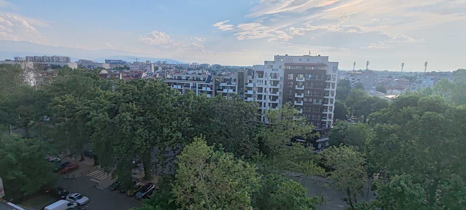 Тристаен апартамент в Център