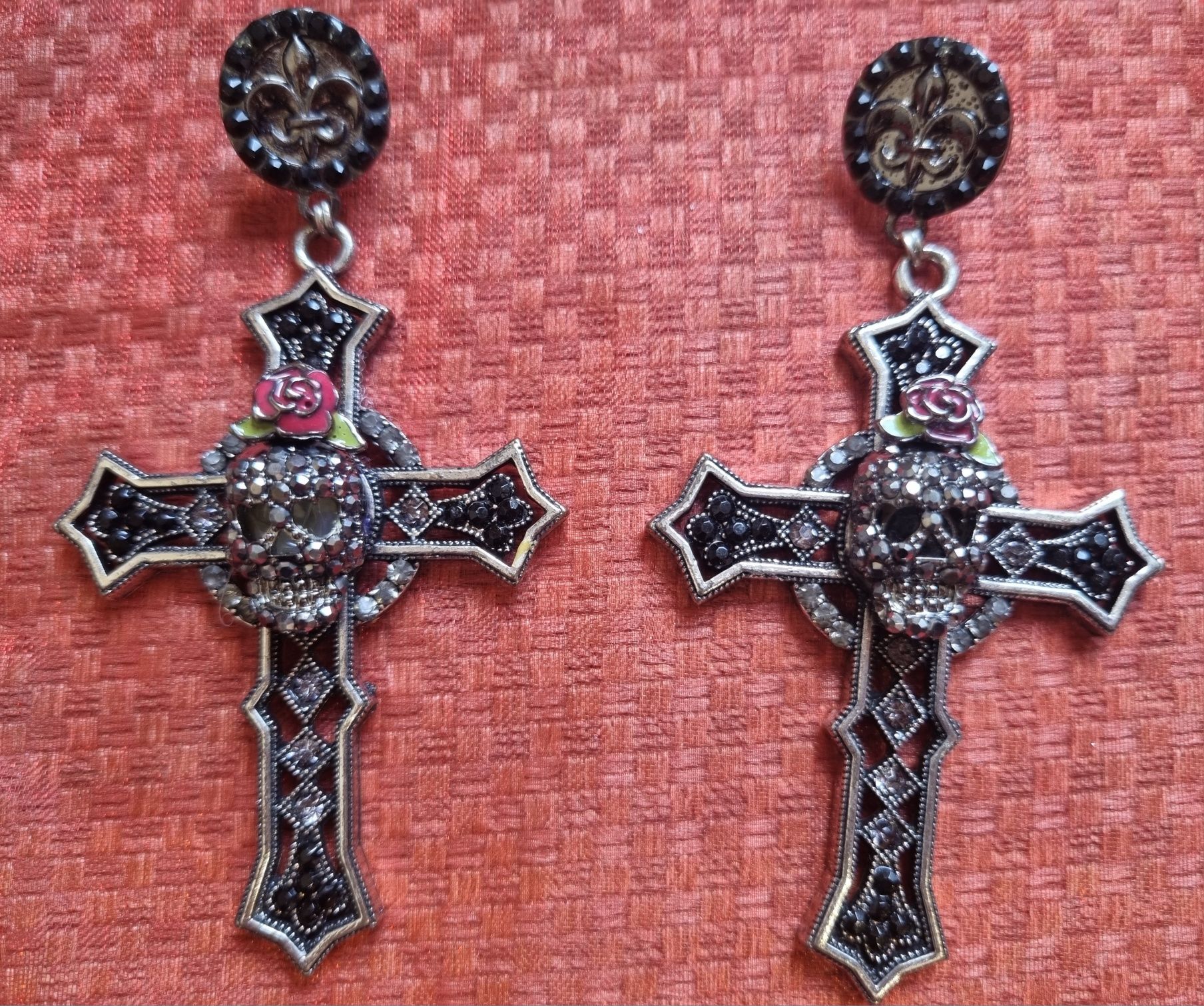 Обеци с лице на Дама, обеци с Кръстове