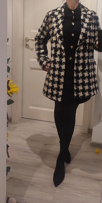 Paltonaș alb cu negru, model drept, mărime M-L, de efect