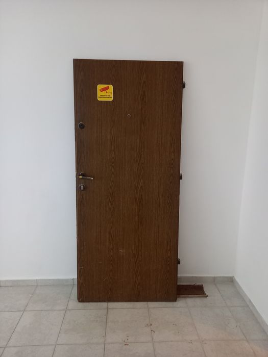 Входна врата без каса