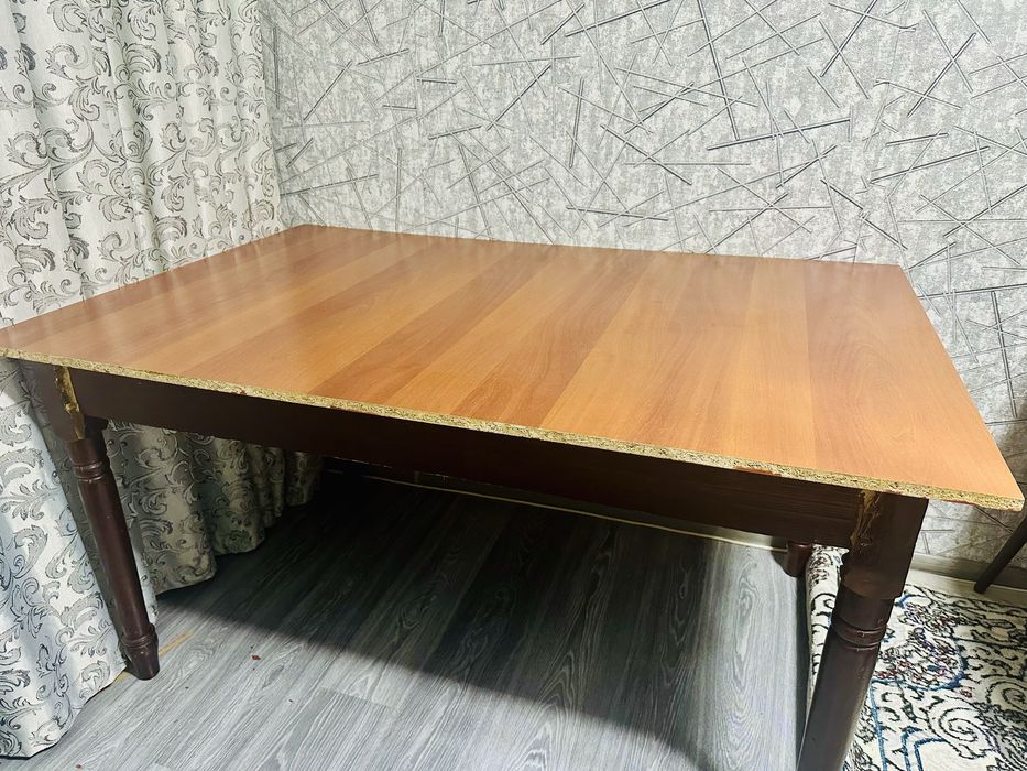 Стол для гостиной. В хорошем состоянии.