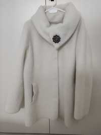 Продава се елегантно бяло палто