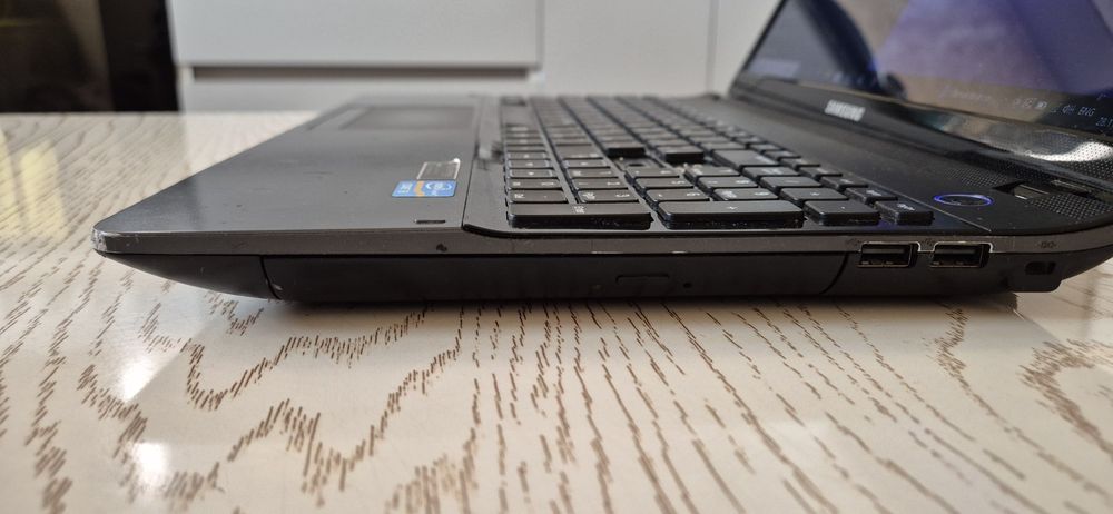 Самсунг ноутбук сотилади.3 дона кнопкаси тушган ,ишлаяпти.