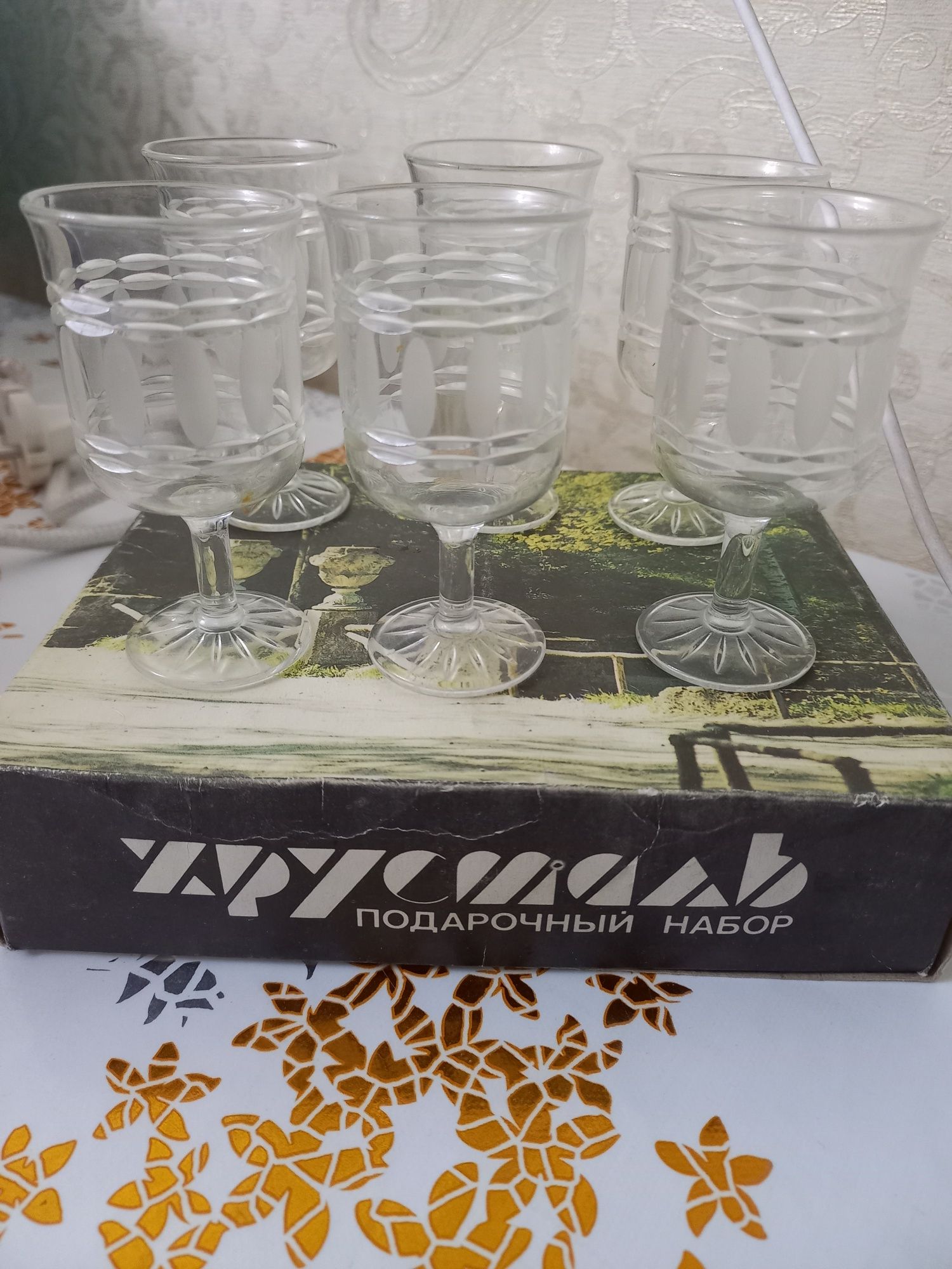 Хрусталь рюмкалар.Әр коробкасы 2500-ден.