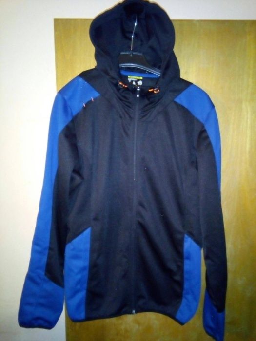 Vand Bluza trennig noua de baieti Firma C&A (linia sport) marime L.