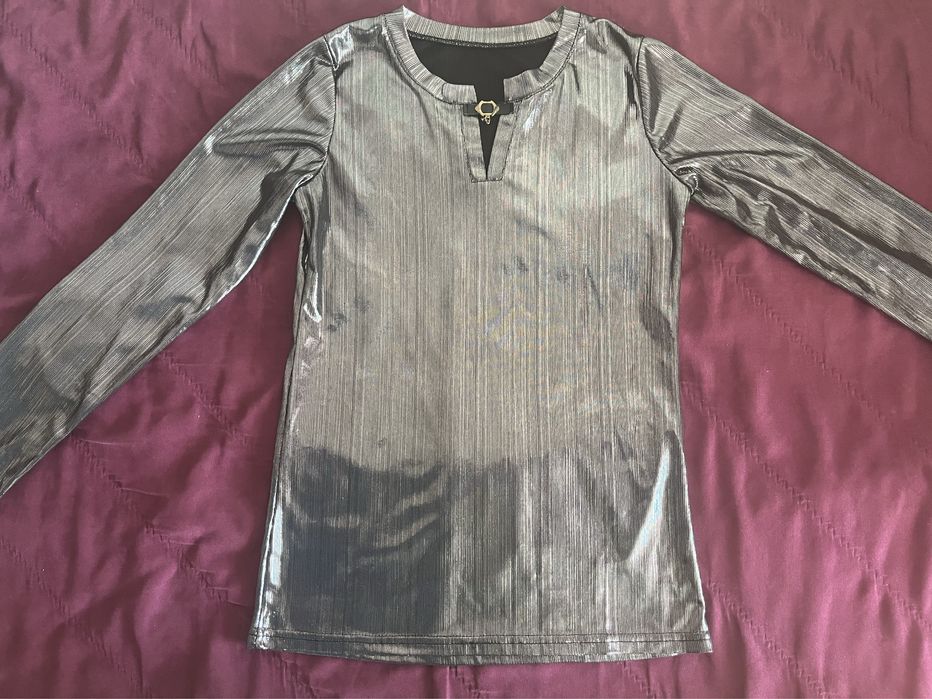 Стильная блузка в серебристом цвете