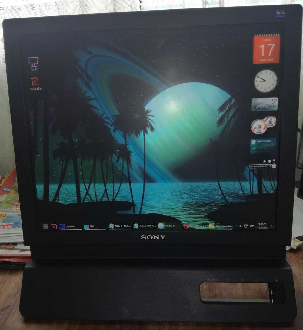 Два Компютърни Монитора Samsung SyncMaster 2032BW и Sony SDM-E76D