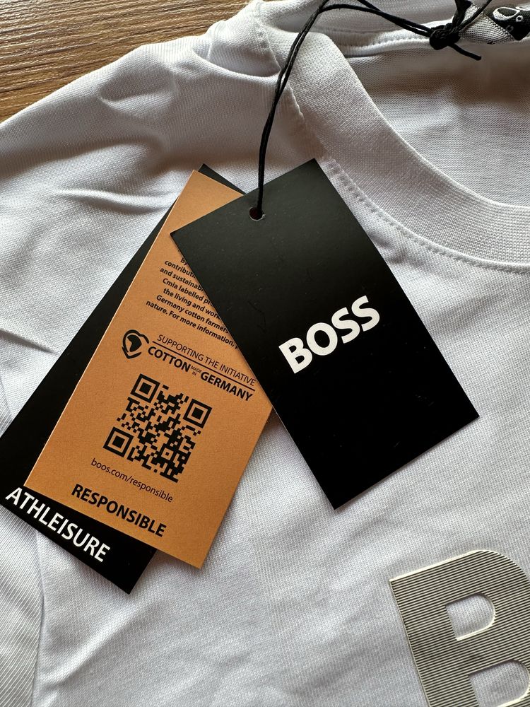 Мъжки,памучен,къс екип Hugo BOSS с бяла тениска,гумирано лого