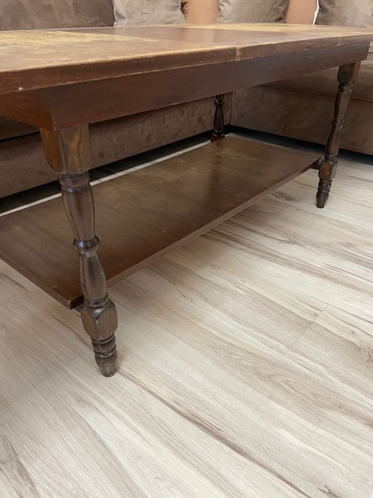 Холна маса, с дълъг стаж на употреба, но в много добро общо състояние