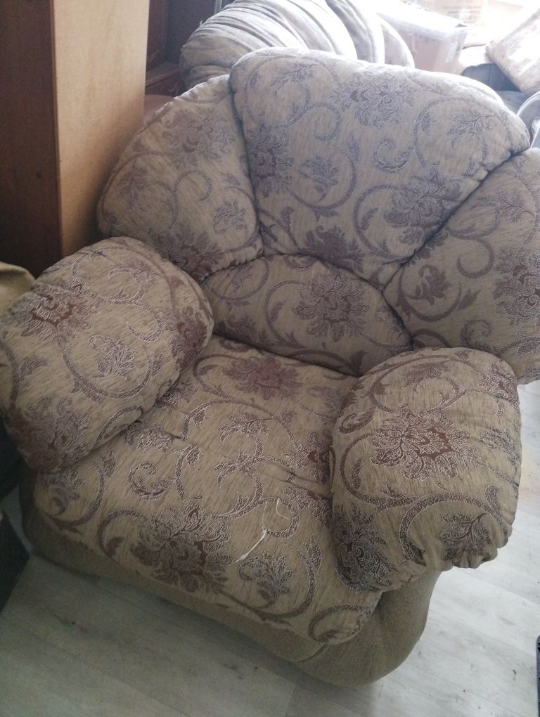 Продам диван и кресло в нормальном состоянии