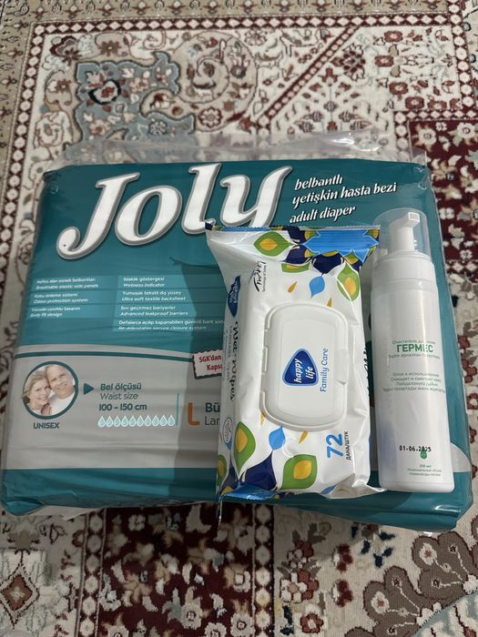 Подгузники для взрослых Joly. 30 штук внутри. Рядом спрей и салфетка