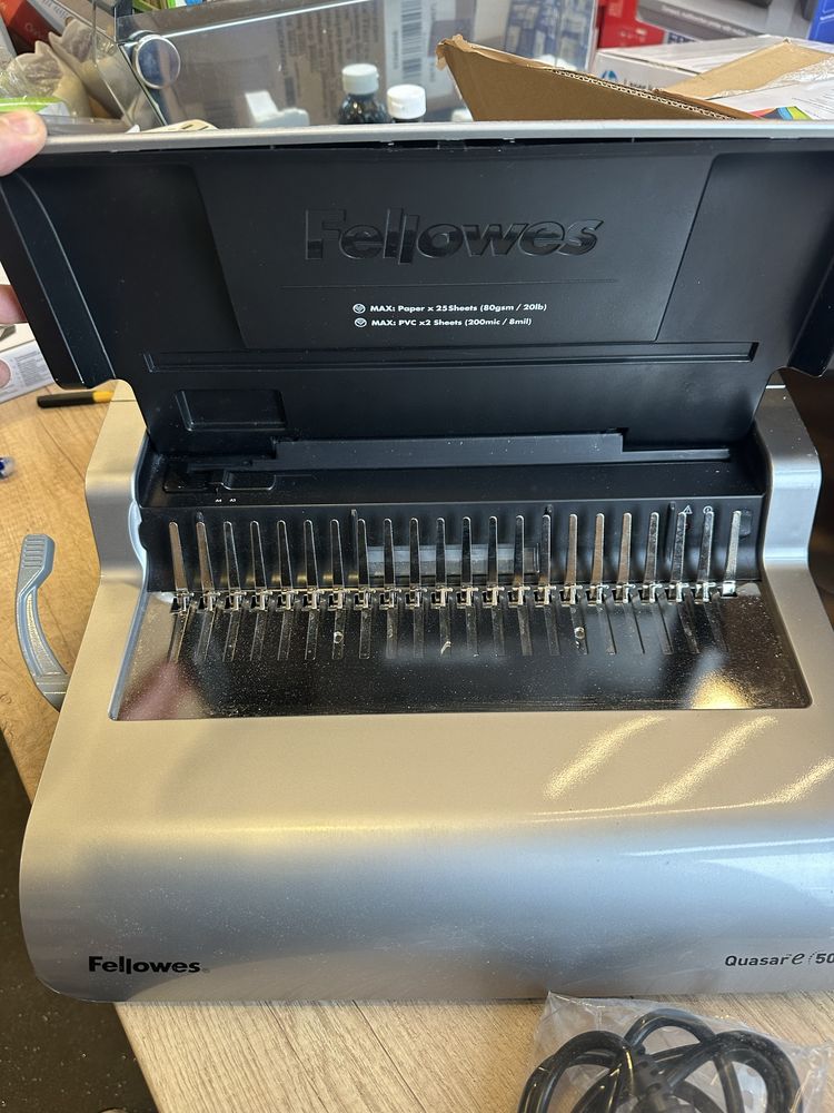 Aparat de indosariat cu inele plastic FELLOWES Quasar E500