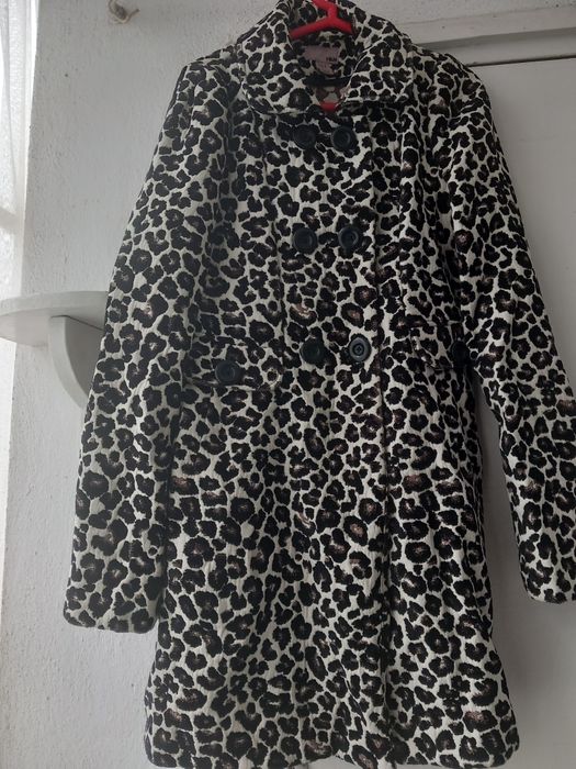 Vând palton HM animal print