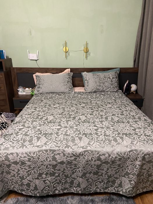 Двуспальная кровать с матрасом и тумбочкой, отличное состояние