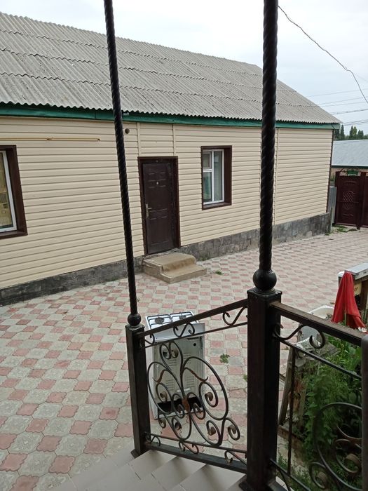 Үй ұзақ мерзімге жалға беріледі. Бір аулада екі үй, хозяйнмен бірге.