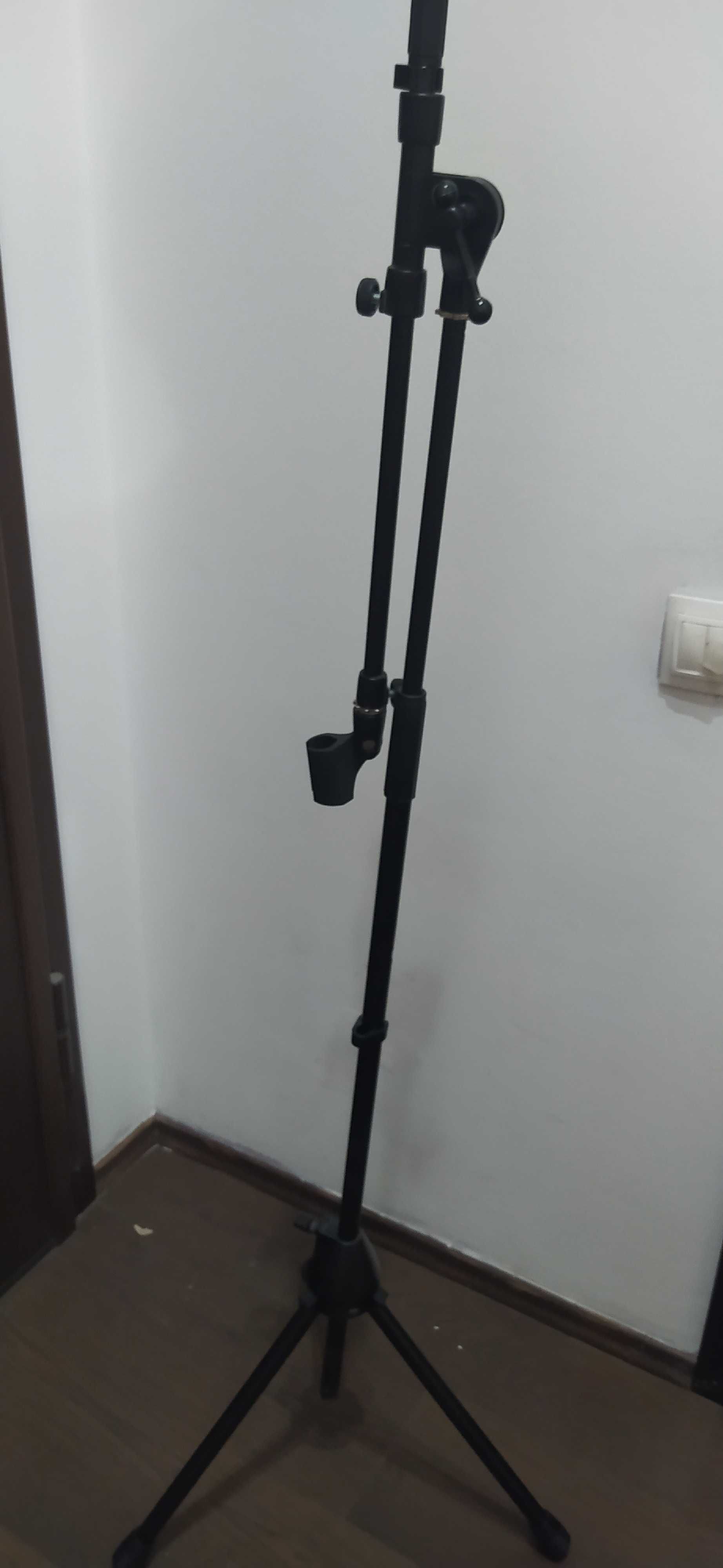 Стойка и аудио микрофон чисто нови