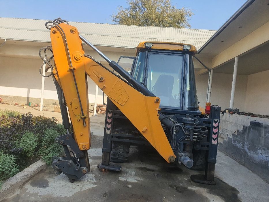 Maxsus texnika JSB 4x4 traktori sotiladi