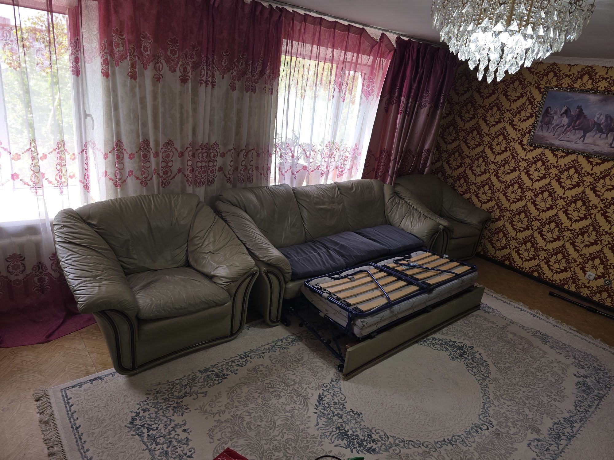 Продаётся кожаный диван