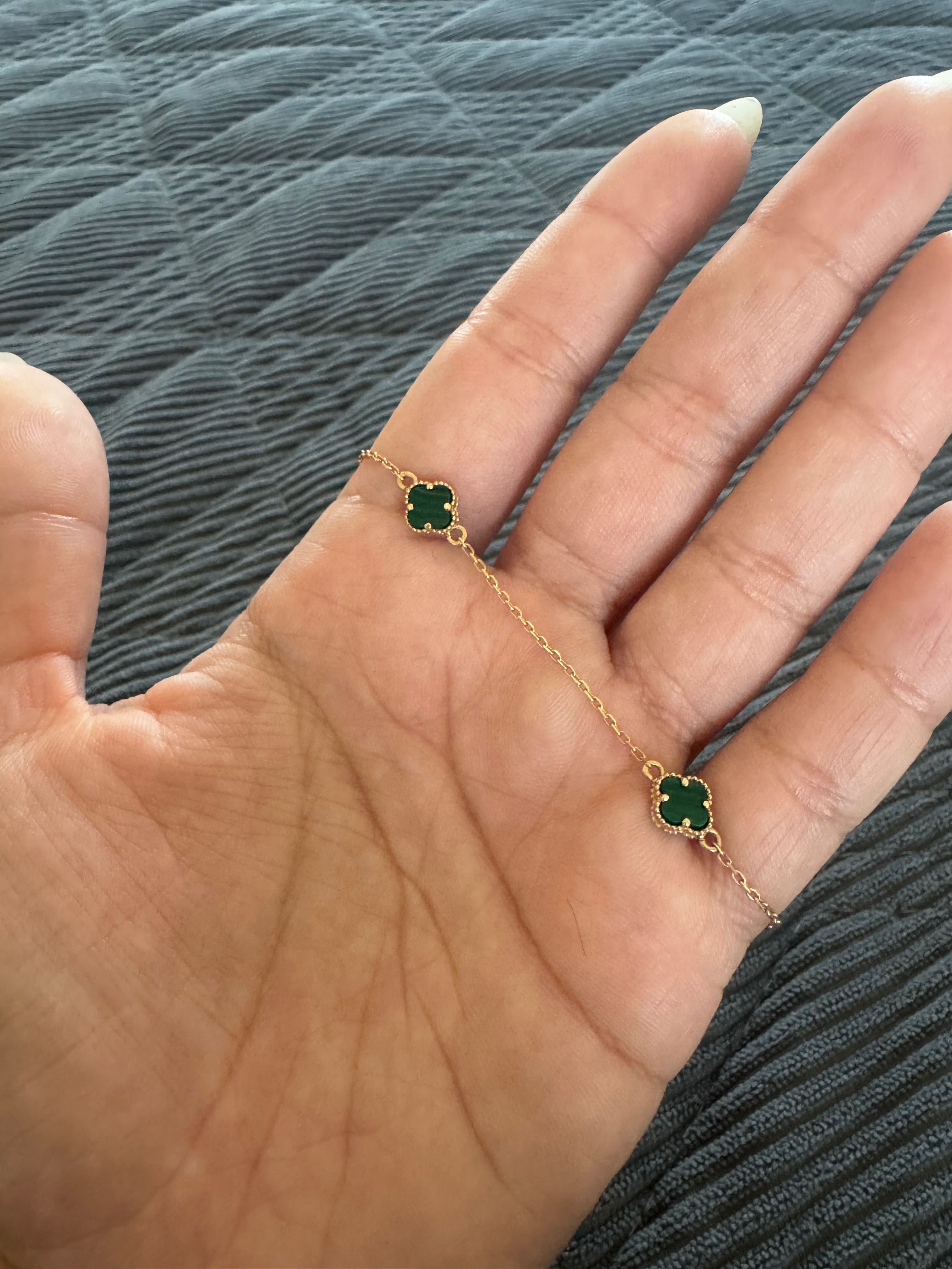 Златни гривни модел Van Cleef