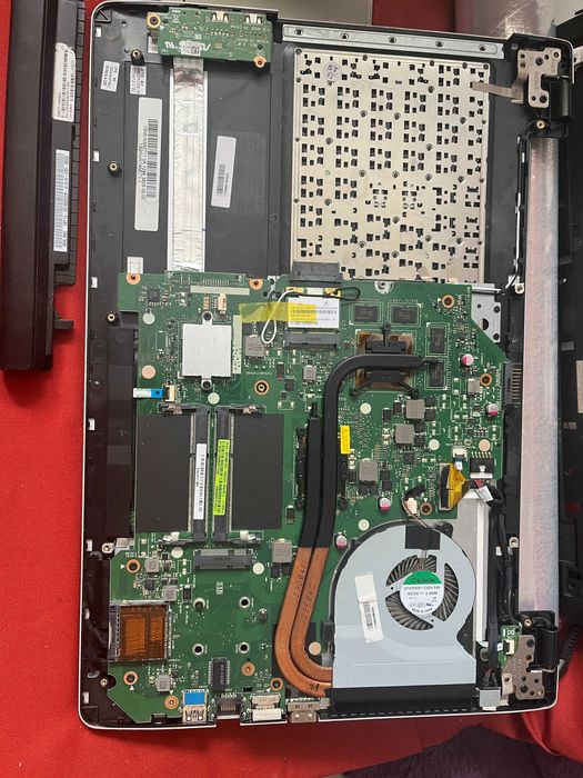Dezmembrez Laptop Asus S56CM estetic perfect nu afiseaza